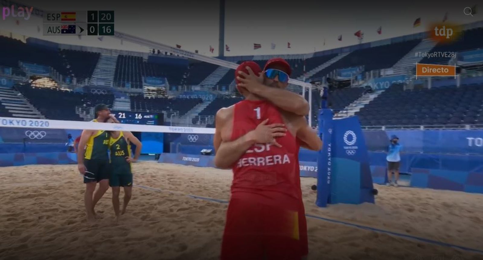 Herrera y Gavira se abrazan tras su primera victoria en Tokio.