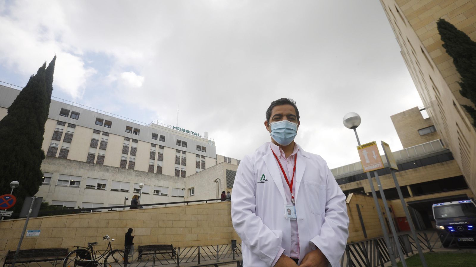 José Rumbao, delante del Hospital General del Reina Sofía.