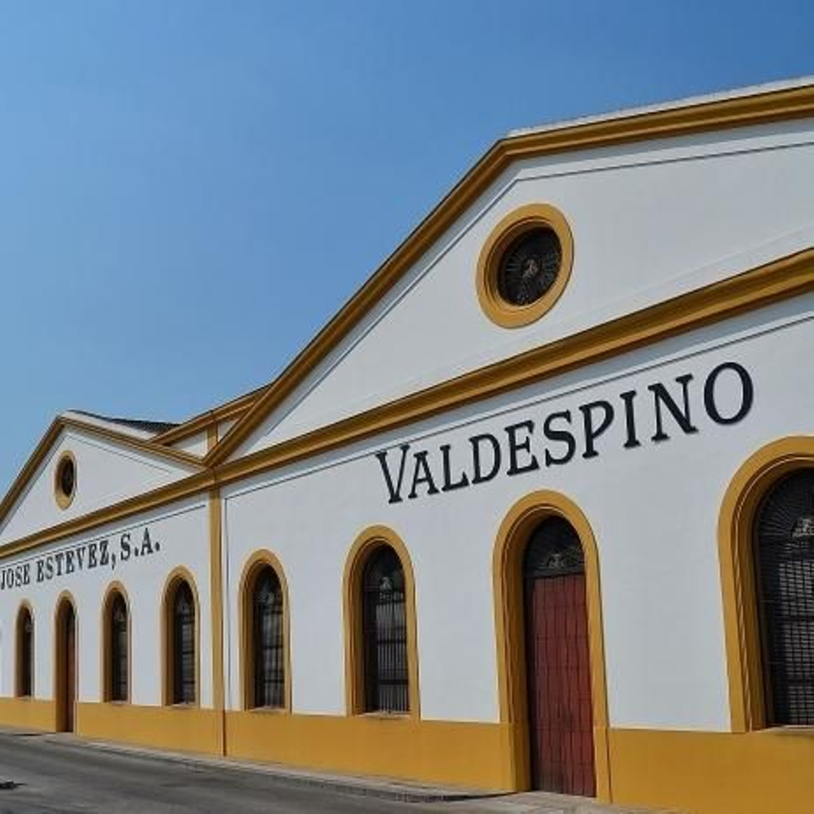 Exterior de las bodegas Real Tesoro, propiedad del Grupo Estévez.