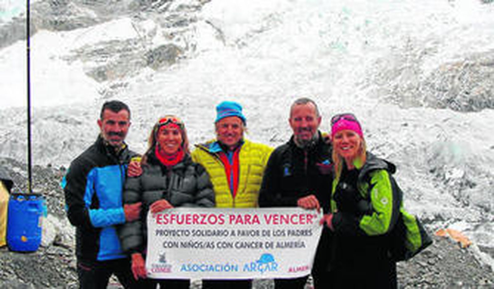 Jorge Quesada y Patricia Quintanilla con Jesús Calleja del programa 'Desafío Extremo', en el campo base del Everest.