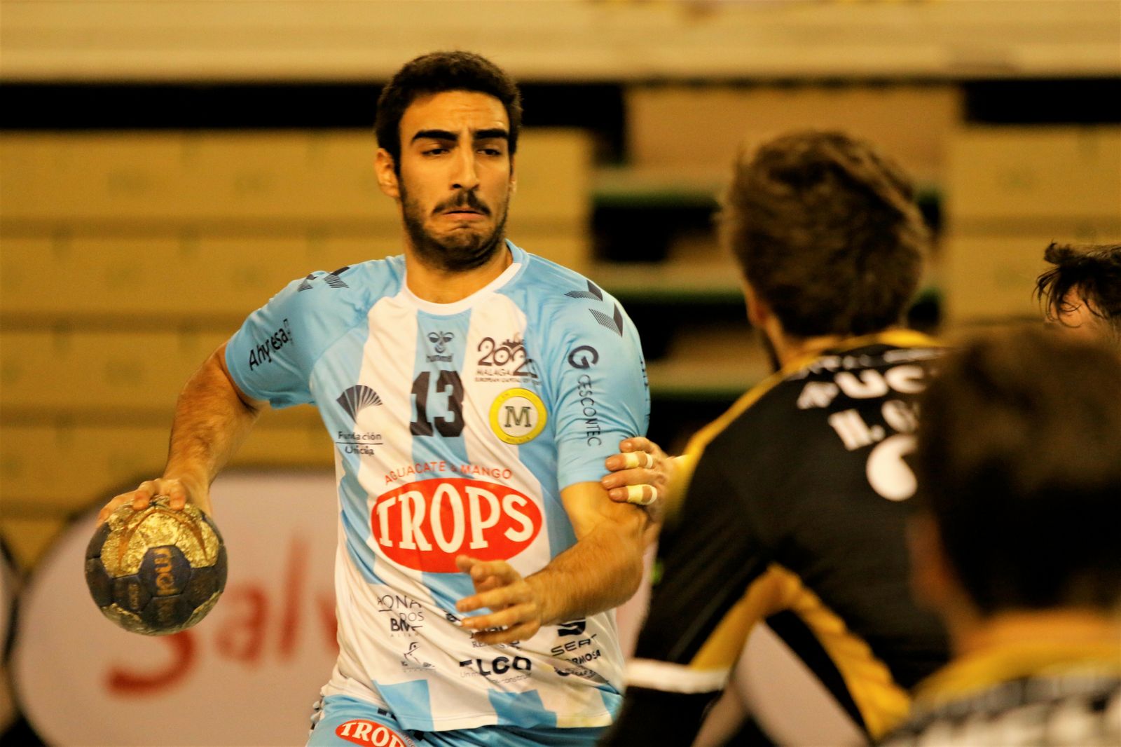 Cabello trata de encontrar espacios en el partido frente al Alarcos Ciudad Real.