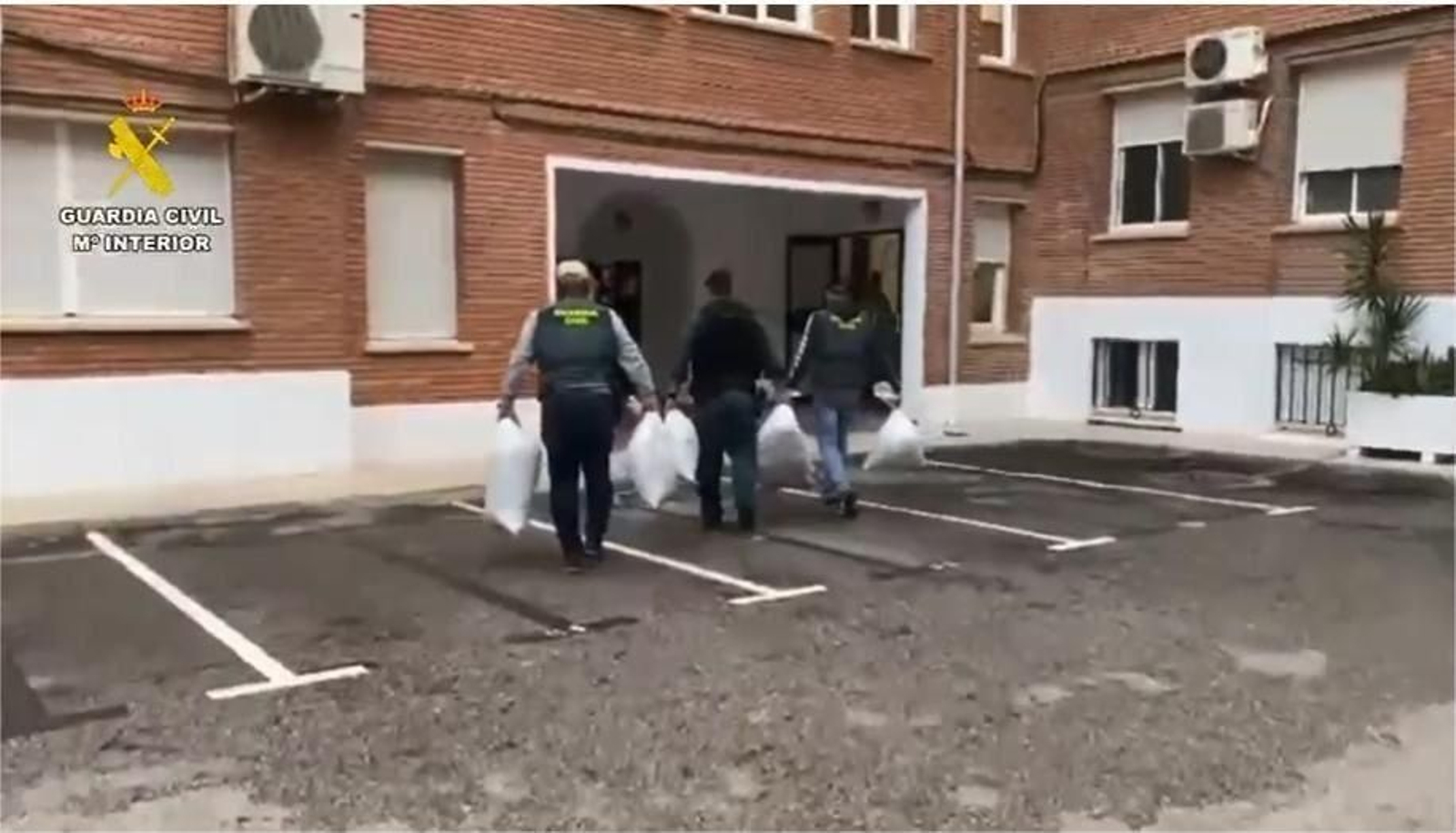 Traslado de droga intervenida en una operación a dependencias de la Guardia Civil de Málaga. Traslado de droga intervenida en una operación a dependencias de la Guardia Civil de Málaga.
