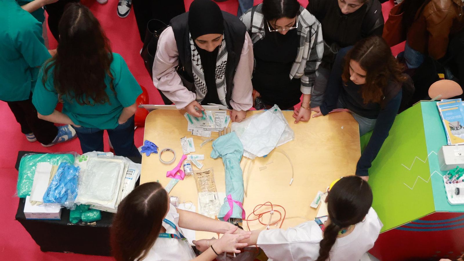 Algunos alumnos se acercan al puesto de enfermería