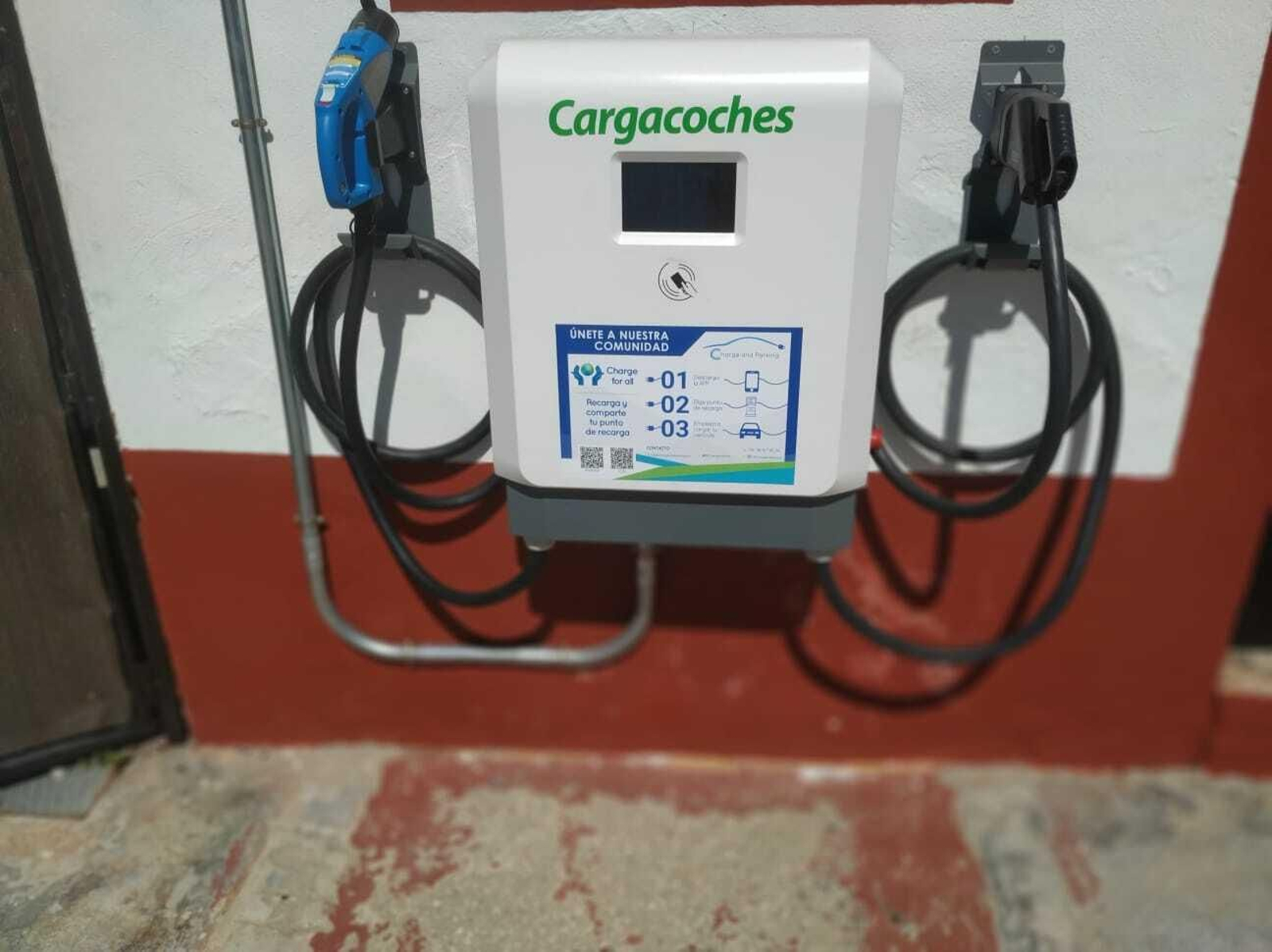 Imagen del cargador para coches eléctricos situado en el aparcamiento de El Chato.