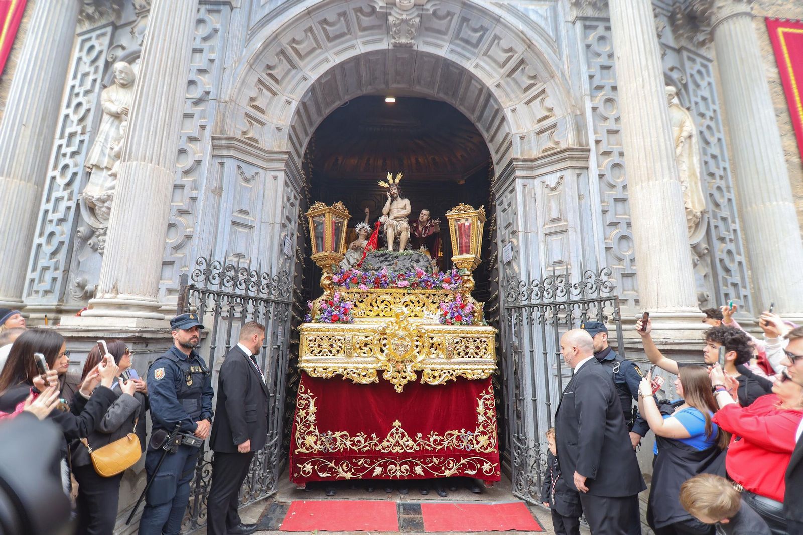 Así vivió Granada la salida de la Hermandad de los Estudiantes 2025