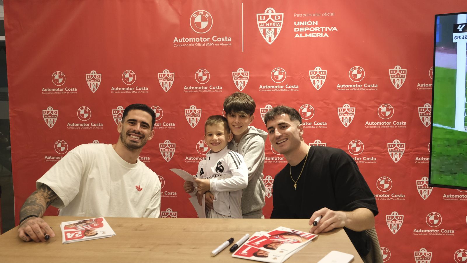 La firma de autógrafos de Jon Morcillo y Miguel de la Fuente en Automotor Costa BMW