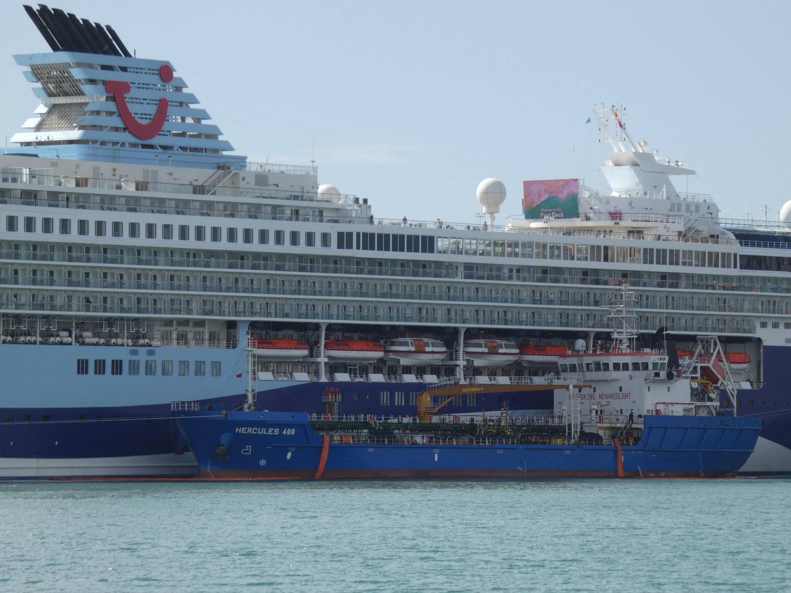 Maniobra de repostaje realizada el pasado Miércoles Santo en el puerto de Málaga.