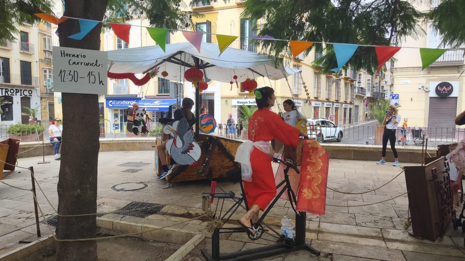 Un carrusel ecológico impulsado por una bicicleta.