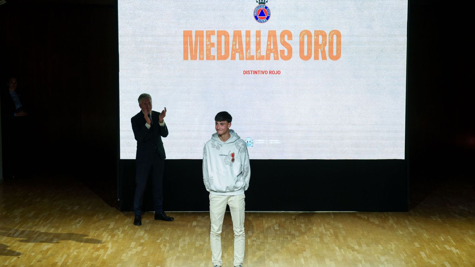 El joven Julio Rodríguez recibe el cariño de los asistentes por su labor en el accidente de tren.