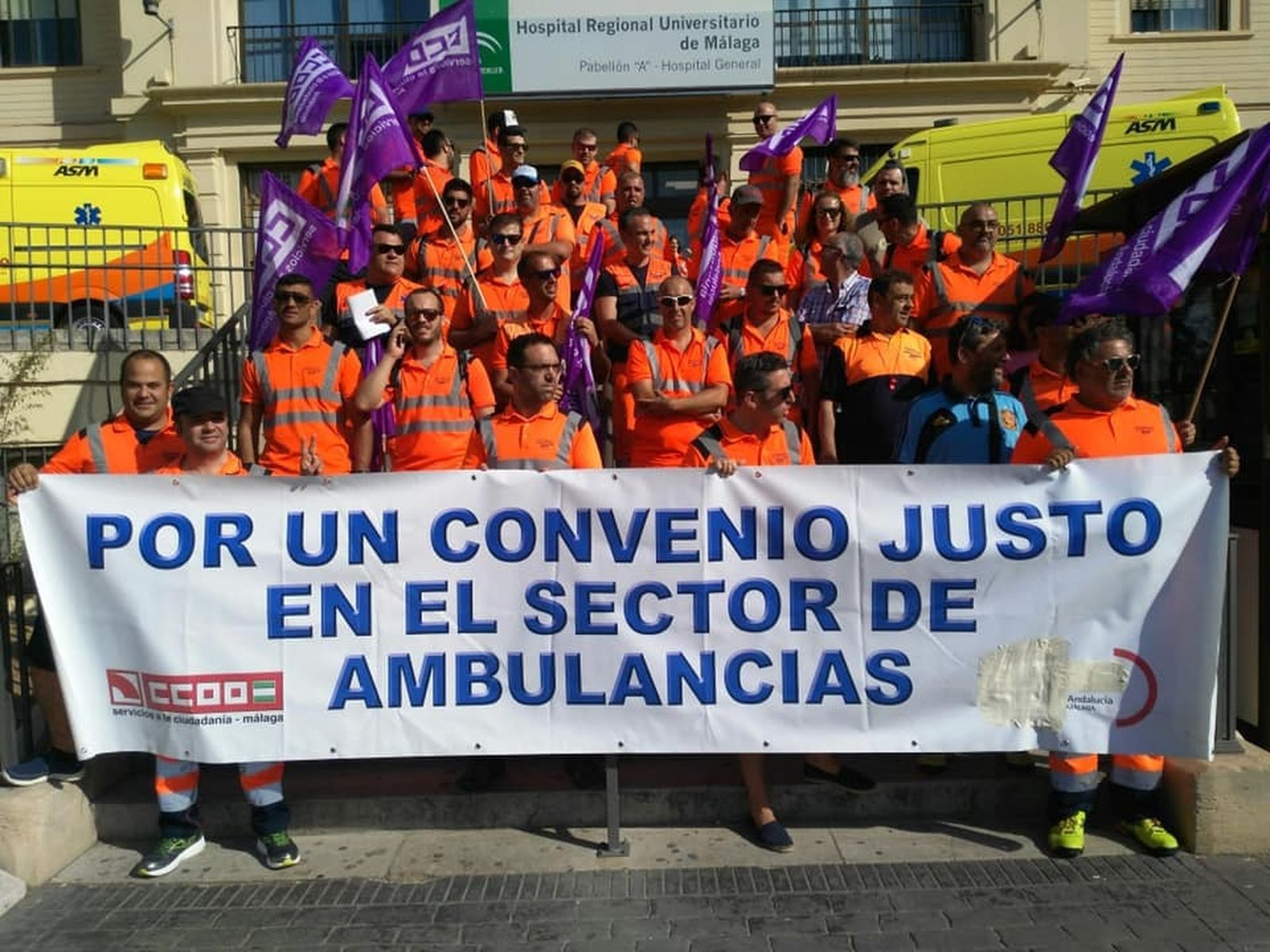 Concentración de los trabajadores, este viernes, ante el Hospital Regional.
