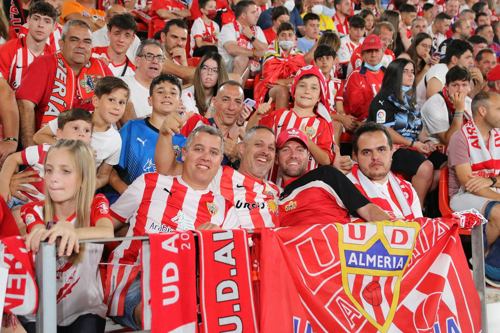 Las imágenes de la decepción de los aficionados del Almería