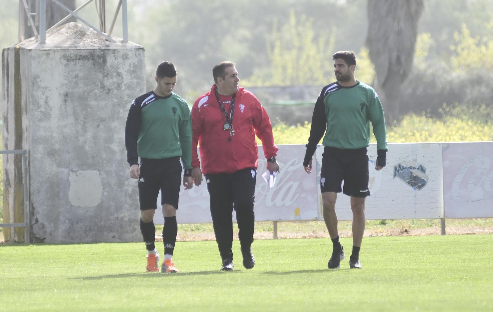Sandoval charla con Guardiola y Aythami antes del entrenamiento de ayer.