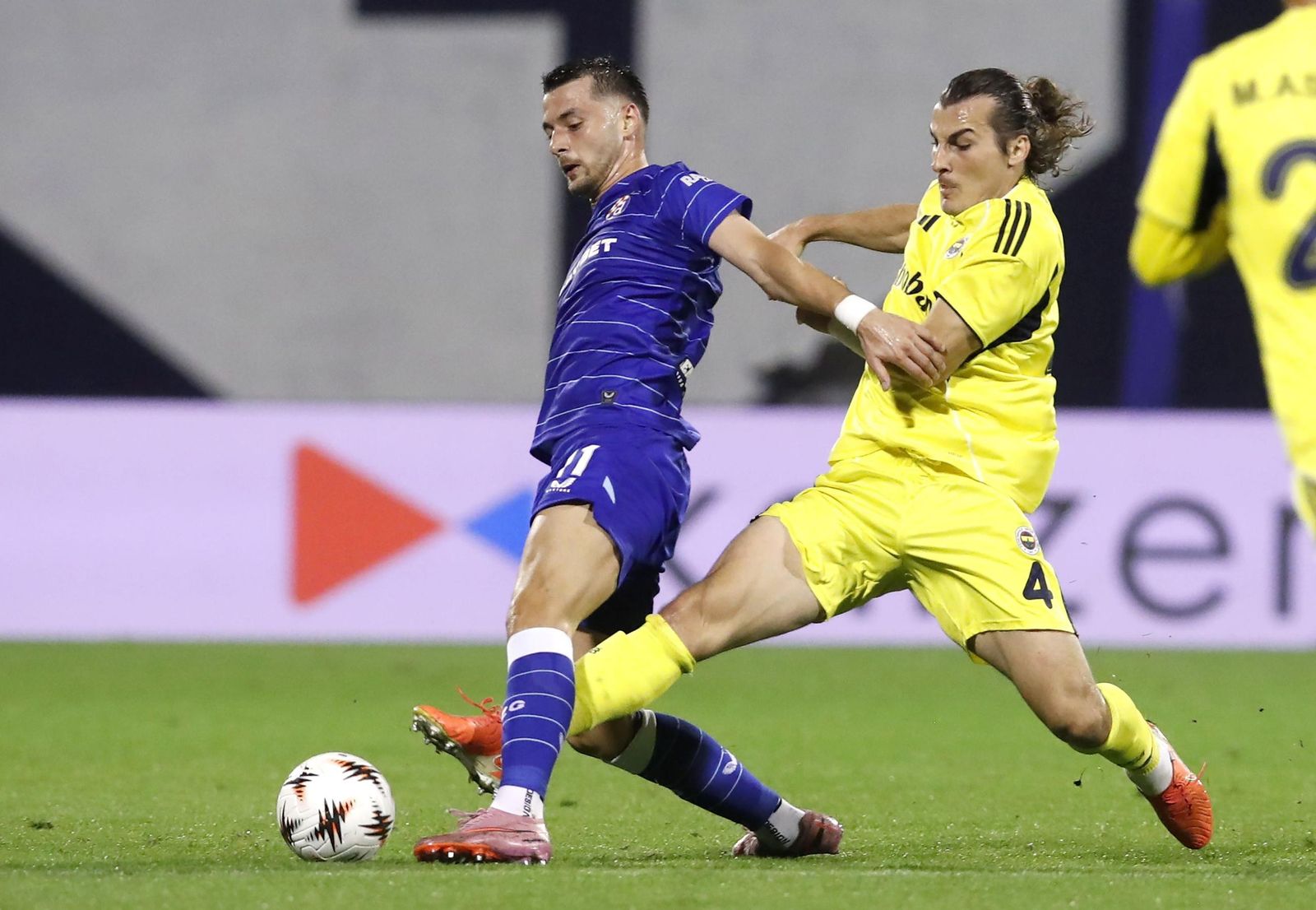 Hoxha es presionado por Soyuncu en un reciente Dinamo de Zagreb-Fenerbahce.