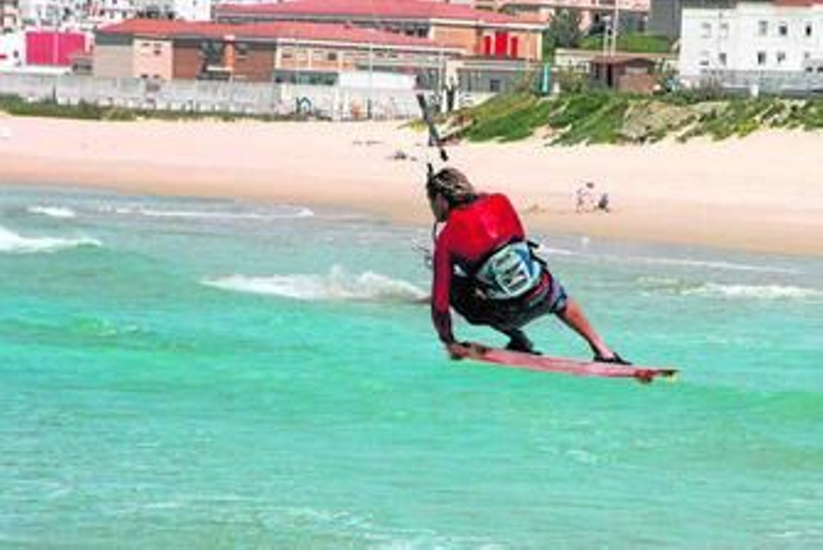Un joven practica kitesurf en la playa de Los Lances, en imagen de archivo.