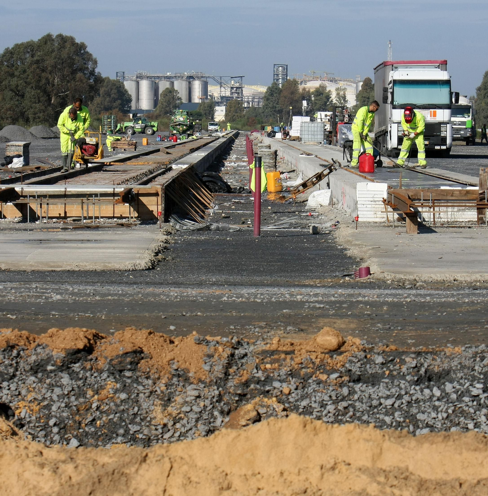 Imagen de la terminal ferroviaria del Puerto de Huelva próxima a su finalización a comienzos del próximo año. A la derecha, el informe justificativo de la necesidad de inversión de fecha 14 de noviembre.