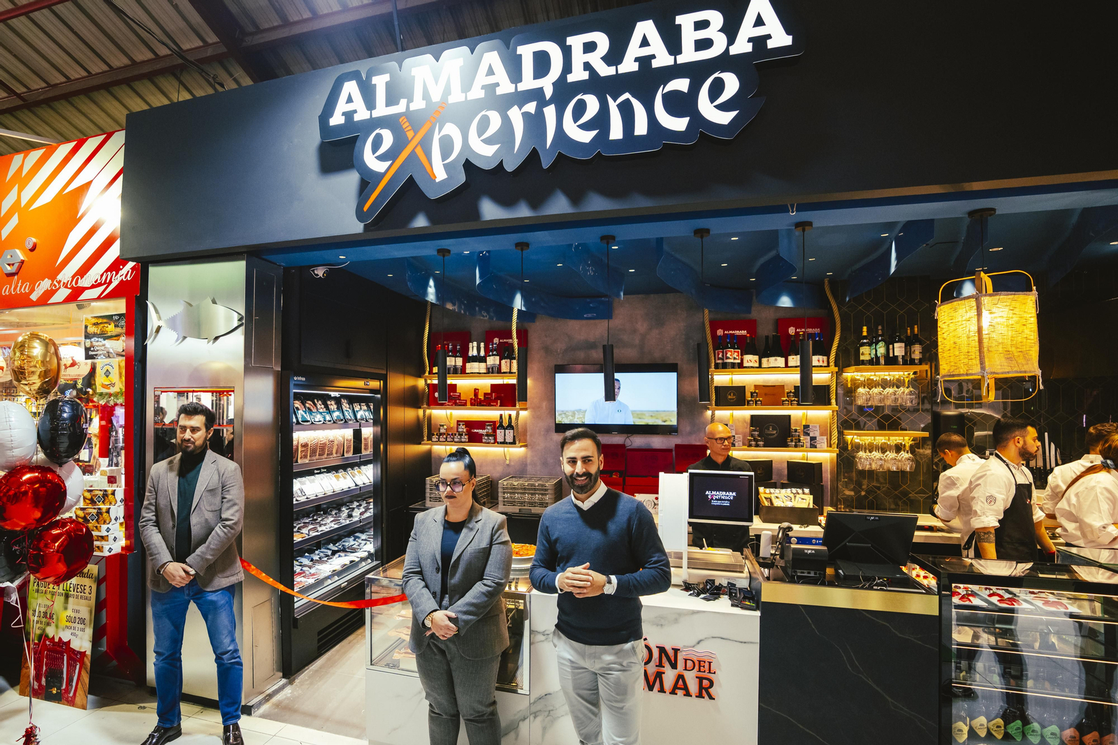 Tamara Muñoz, responsable del nuevo proyecto de Petaca Chico, junto a Alberto Sánchez, responsable de marketing y comunicación, en Almadraba Experience momentos antes de su inauguración.