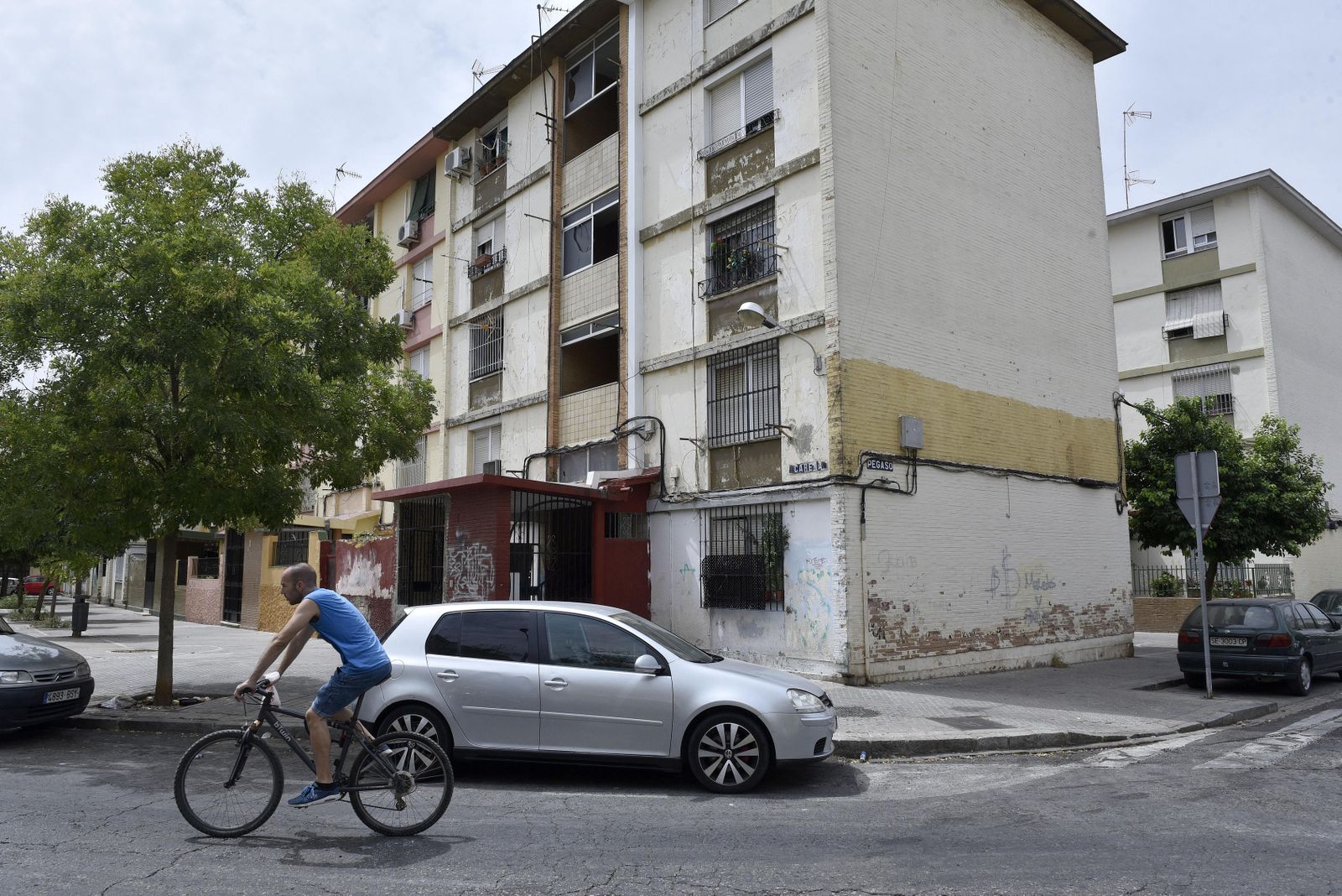 Bloque de viviendas de la calle Carena en el que fue asesinado el sábado José Ocaña.