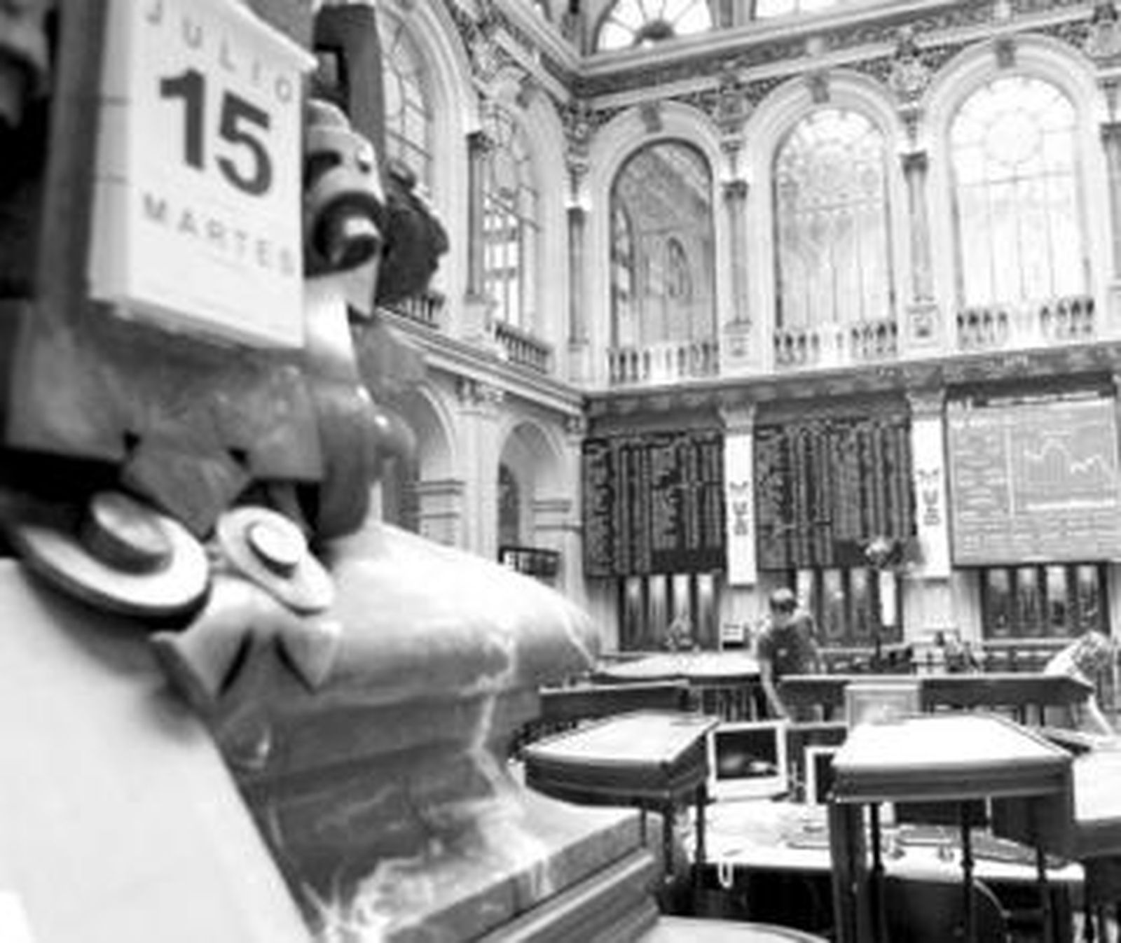 El parqué madrileño, ayer, semivacío en un momento de la sesión bursátil.