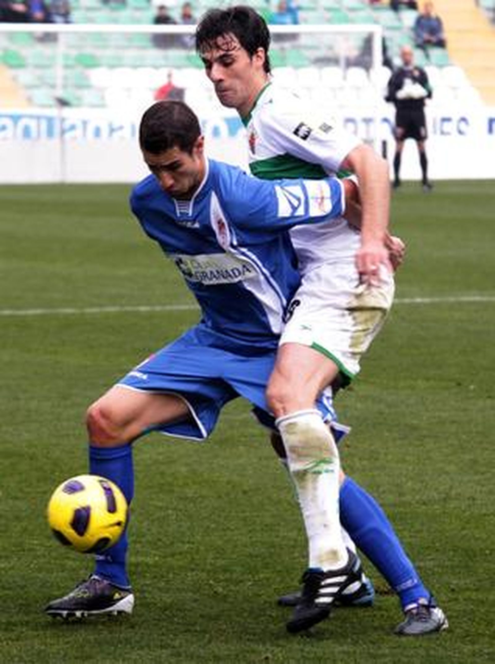 El Granada se trae un empate del estadio del Elche pese a jugar gran parte del partido con uno más (0-0). / LOF