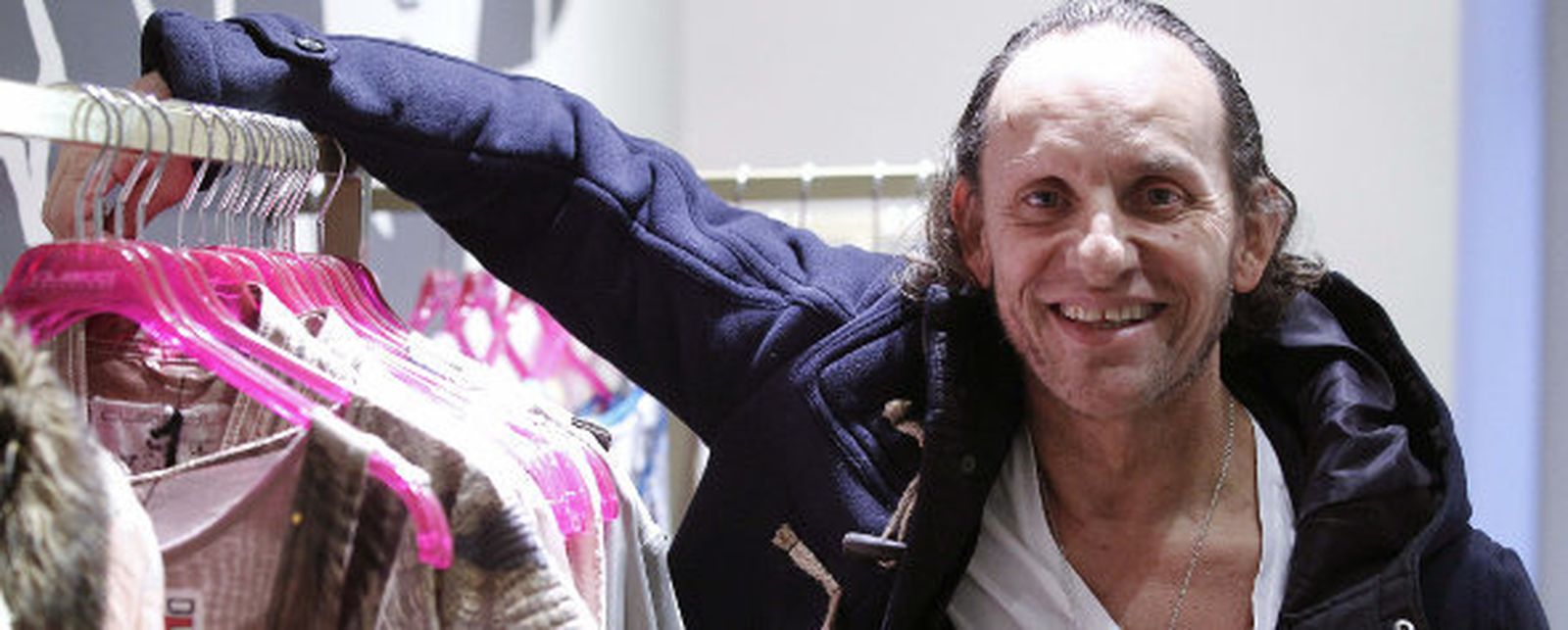 El diseñador Custo  Dalmau, en una de sus tiendas 'Growing'.