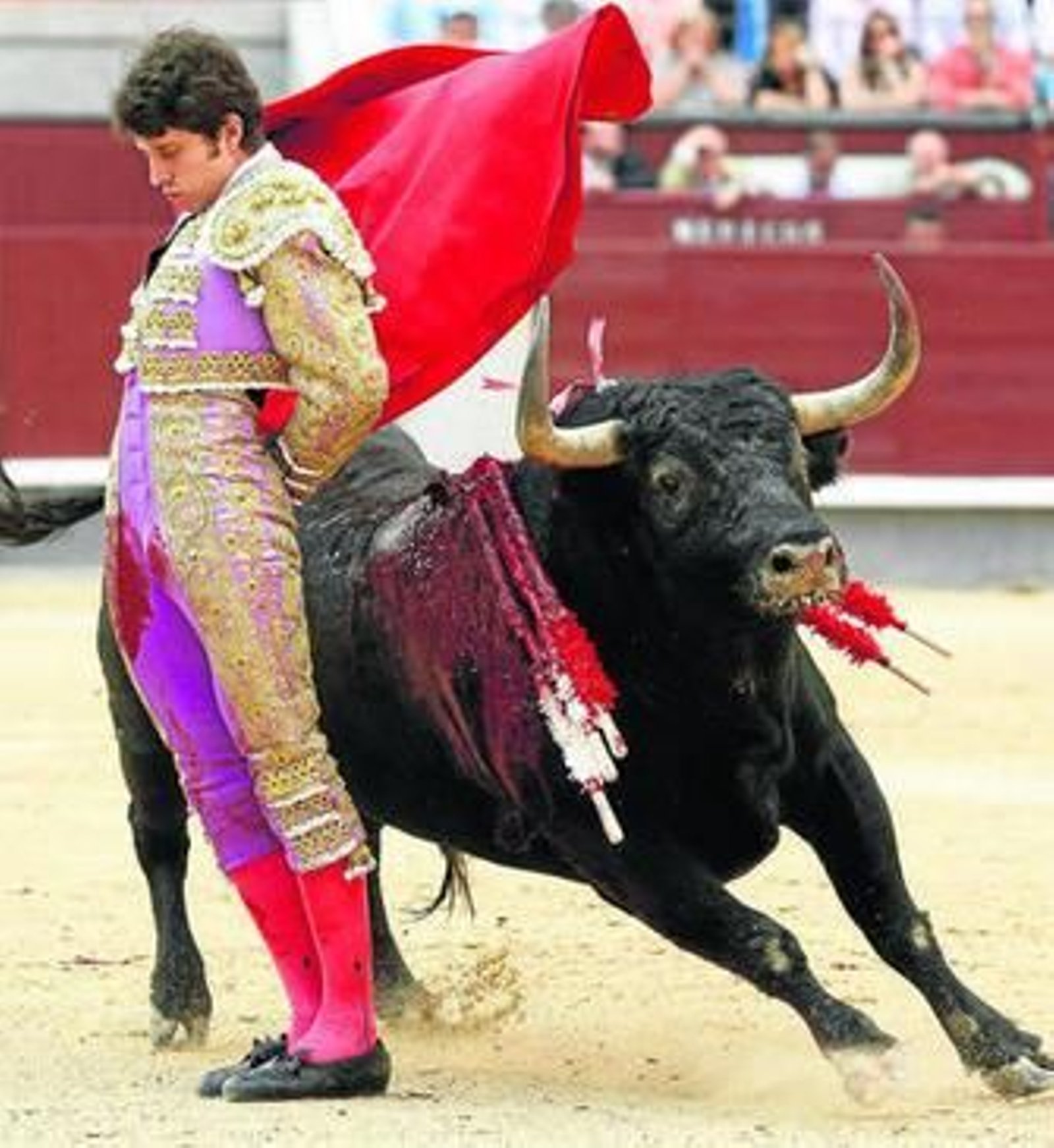 Sebastián Ritter, en un muletazo por la espalda al segundo toro, el de mayor movilidad del encierro.