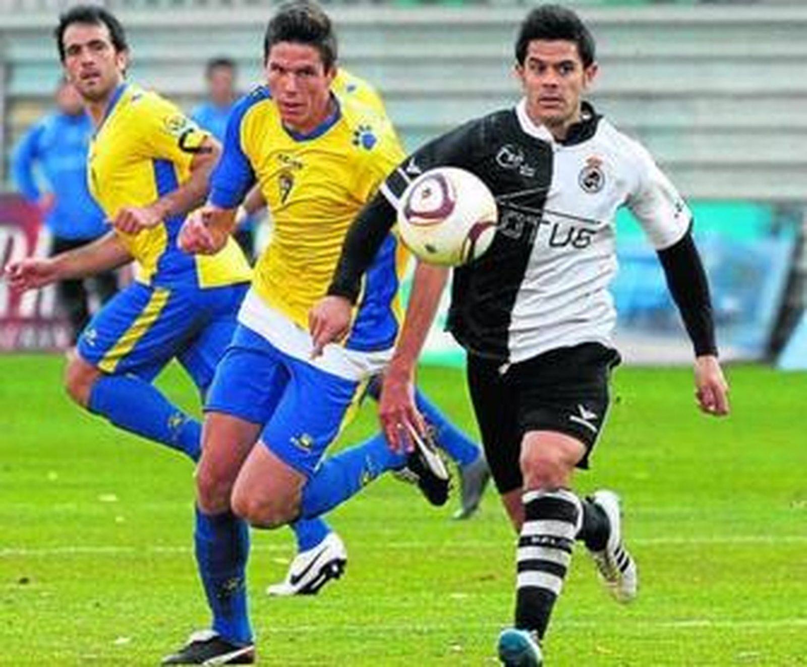 Ocaña (d) corre junto a Yuste en el Cádiz-Balona de la pasada Liga.