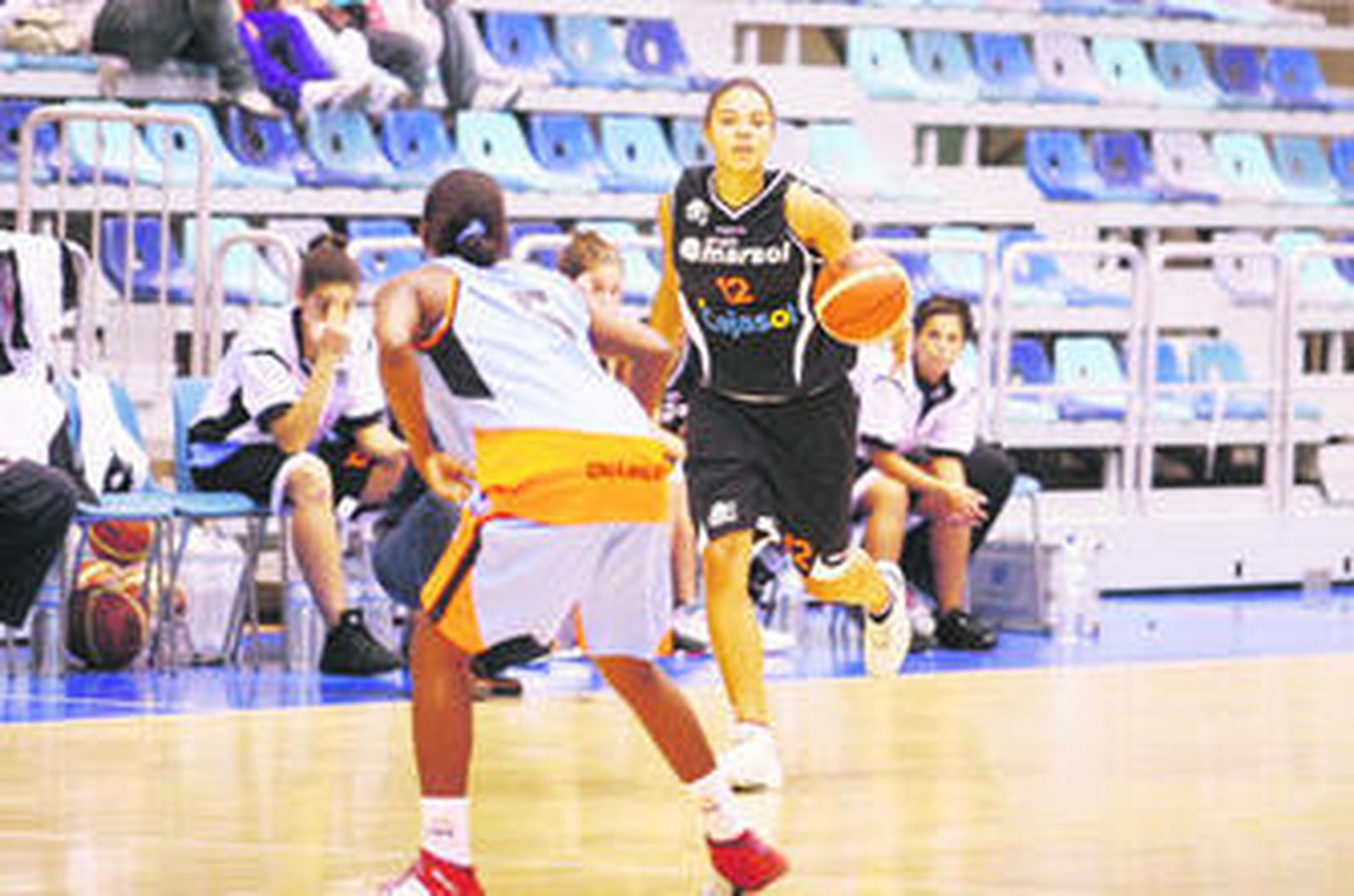 Julia Melina, con el balón, es una de las incorporaciones del Grupo Marsol Conquero para esta campaña.