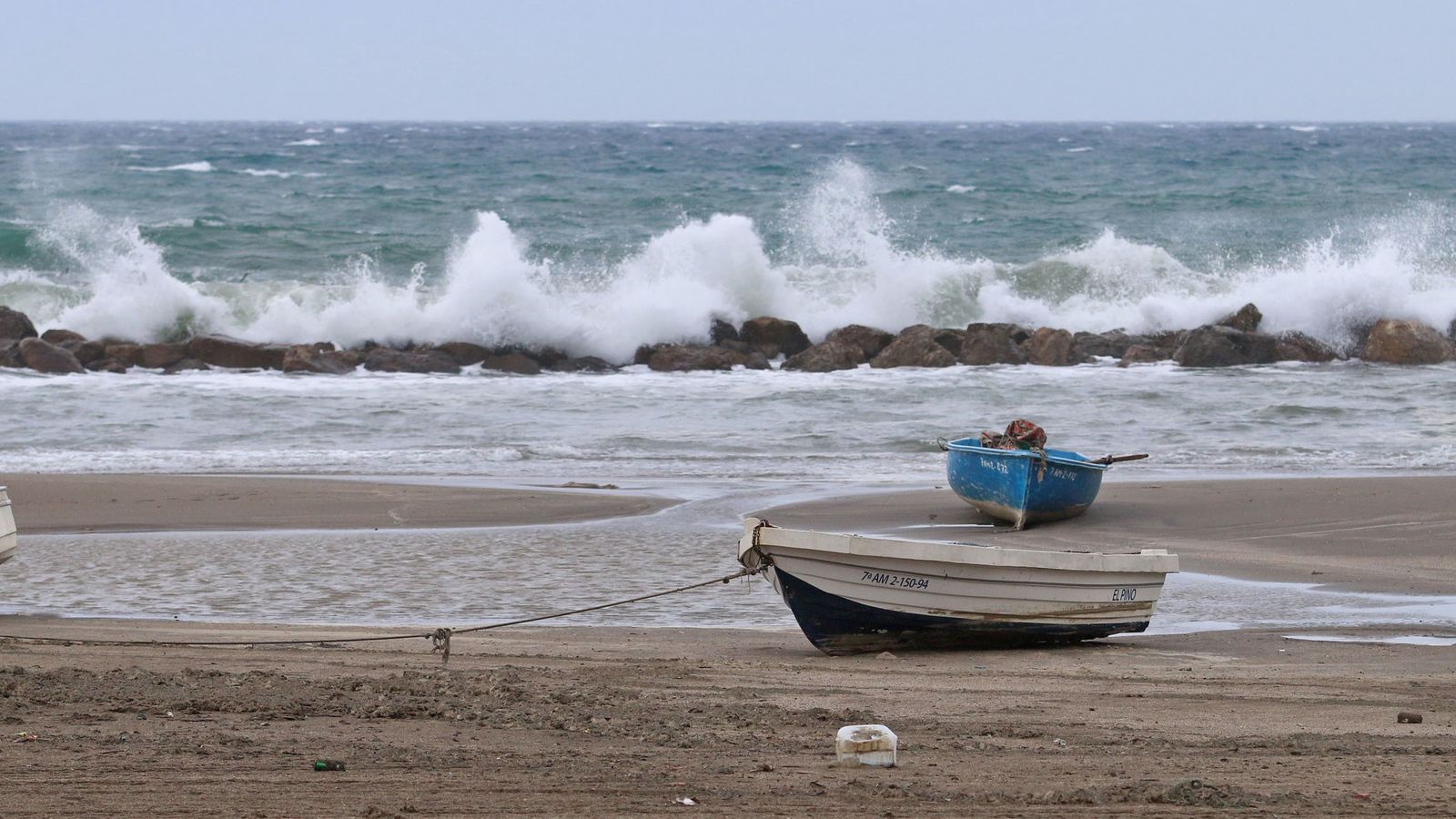 Fuerte oleaje en el mar de la capital