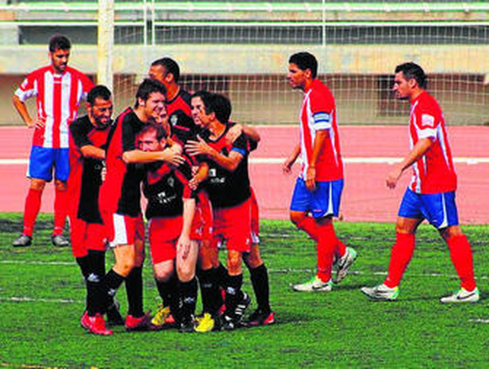 Jugadores del Comarca del Mármol celebrando el 0-1.