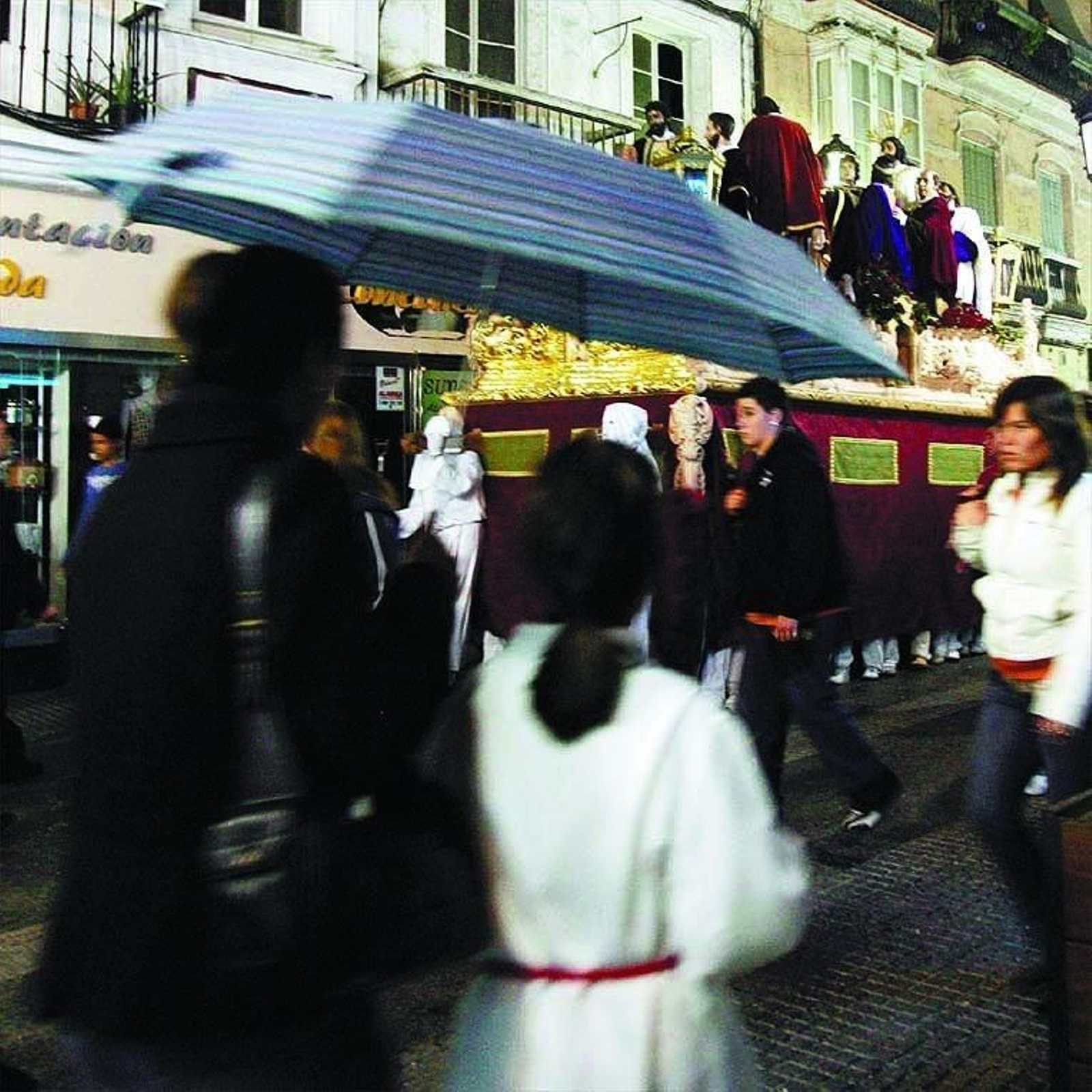 El paso de la Sagrada Cena a horquilla por la calle Nueva hacia la recogida en 2007.