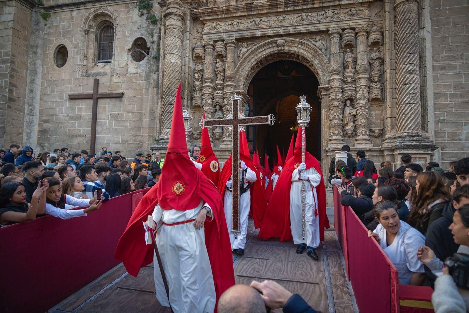 Las imágenes del Martes Santo 2024 en El Puerto: Misericordia