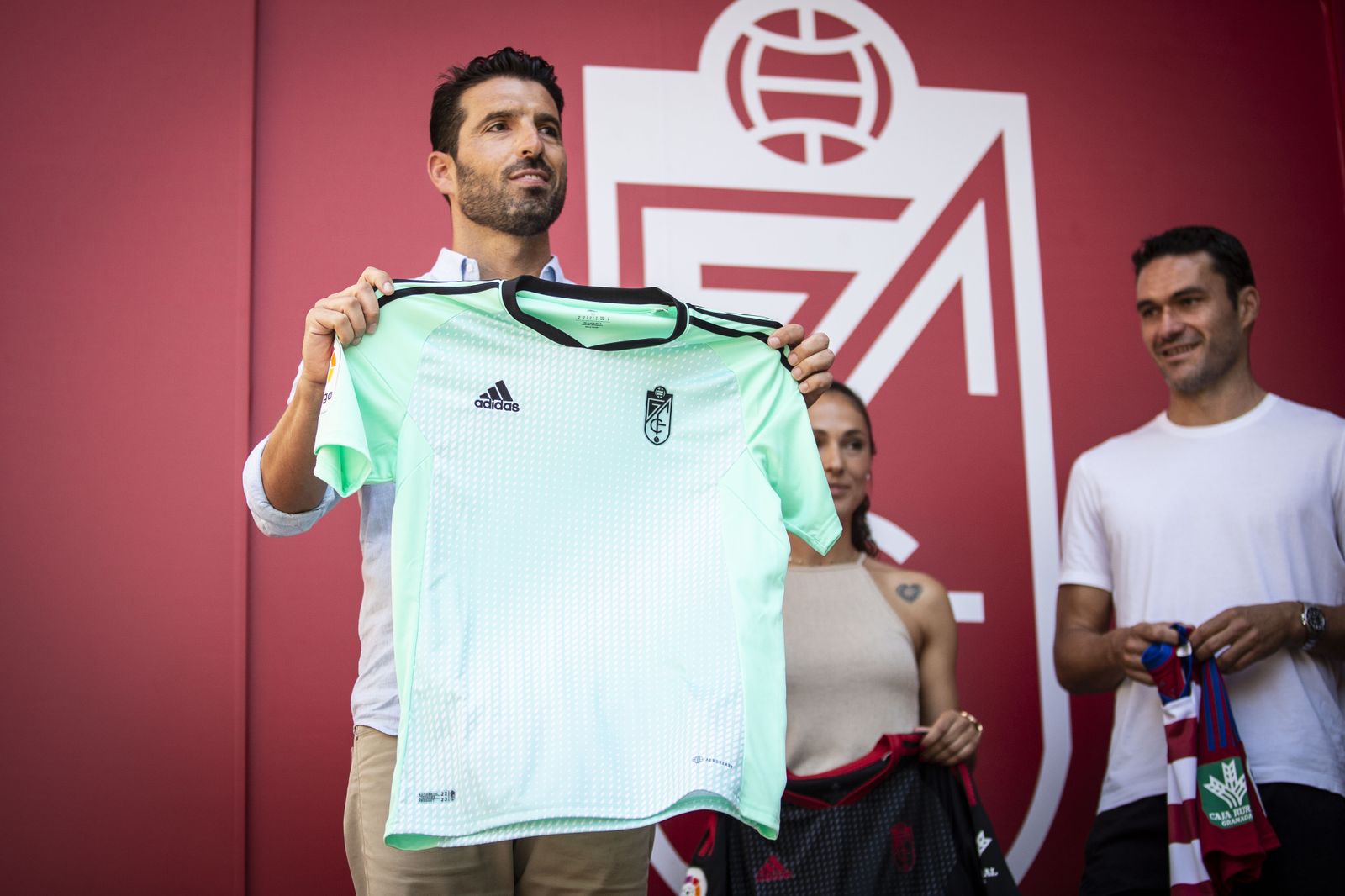 Así son las nuevas camisetas del Granada CF