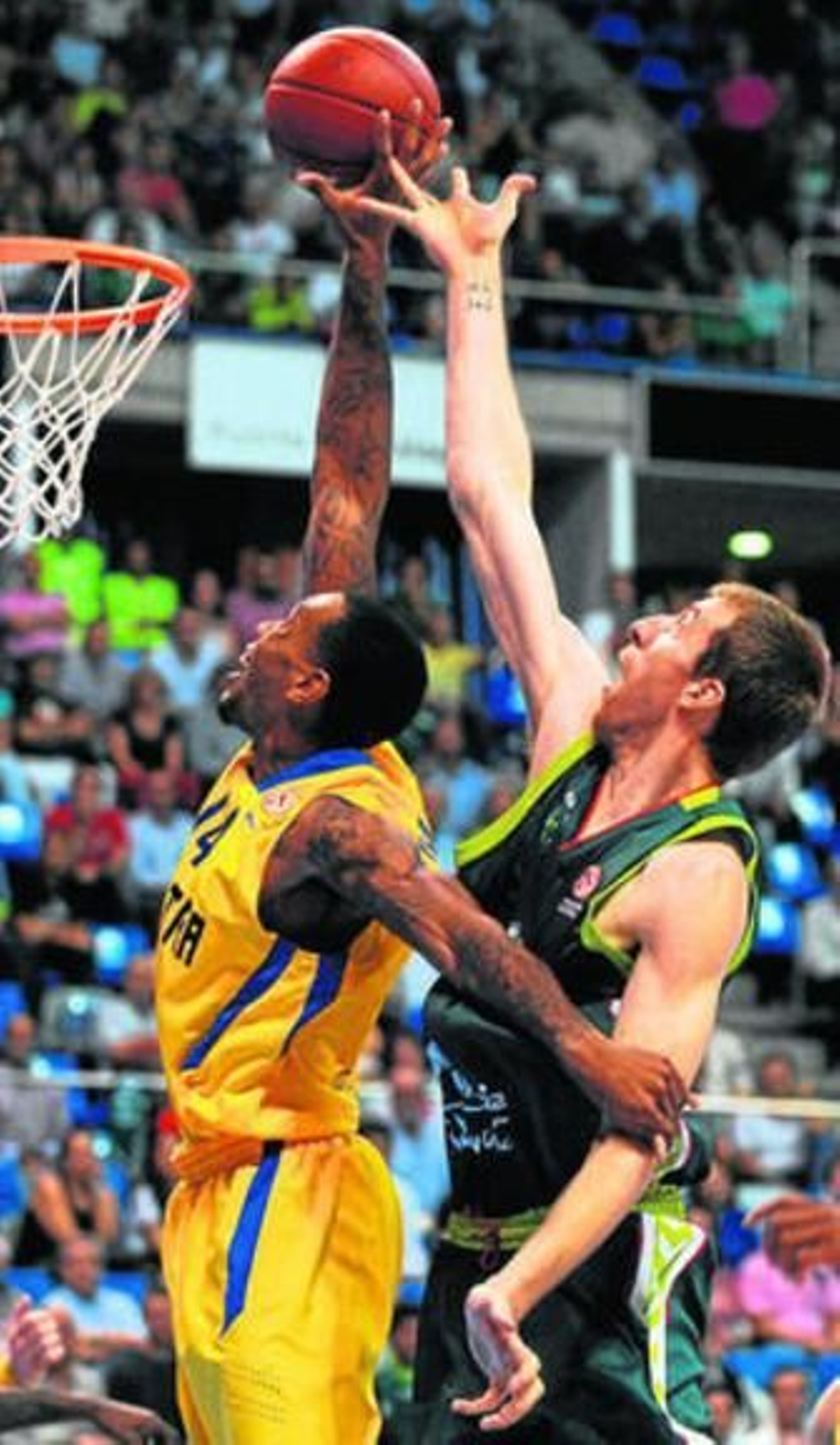 Malcolm Thomas y Fran Vázquez luchan por el rebote.