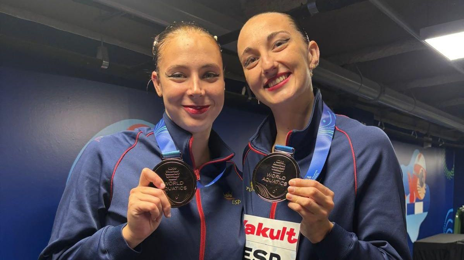 García Polo y Alisa Ozhogina posan con la medalla de bronce