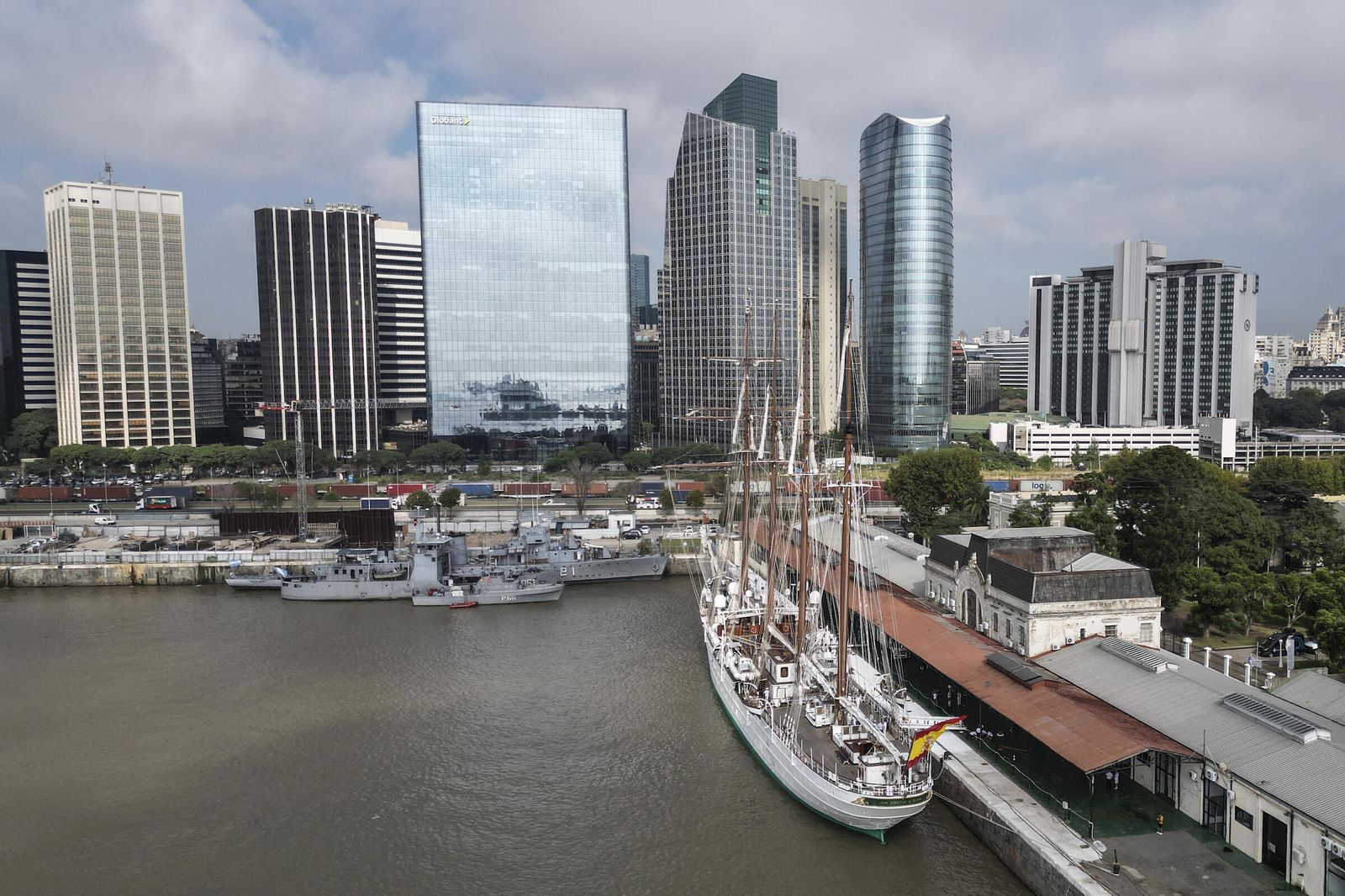 Las imágenes del buque escuela 'Juan Sebastián de Elcano' en Buenos Aires