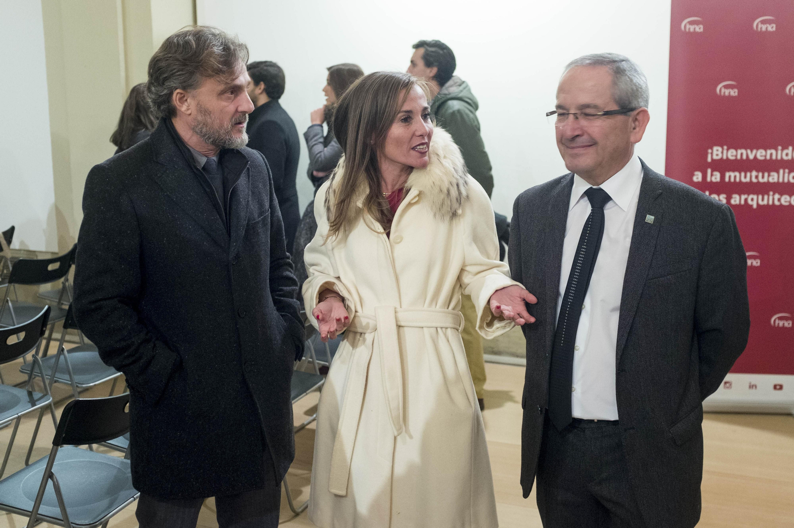 La arquitecto Noemí Sanchís, entre el consejero de Medio Ambiente, José Fiscal, y su predecesor, Luis Cano.