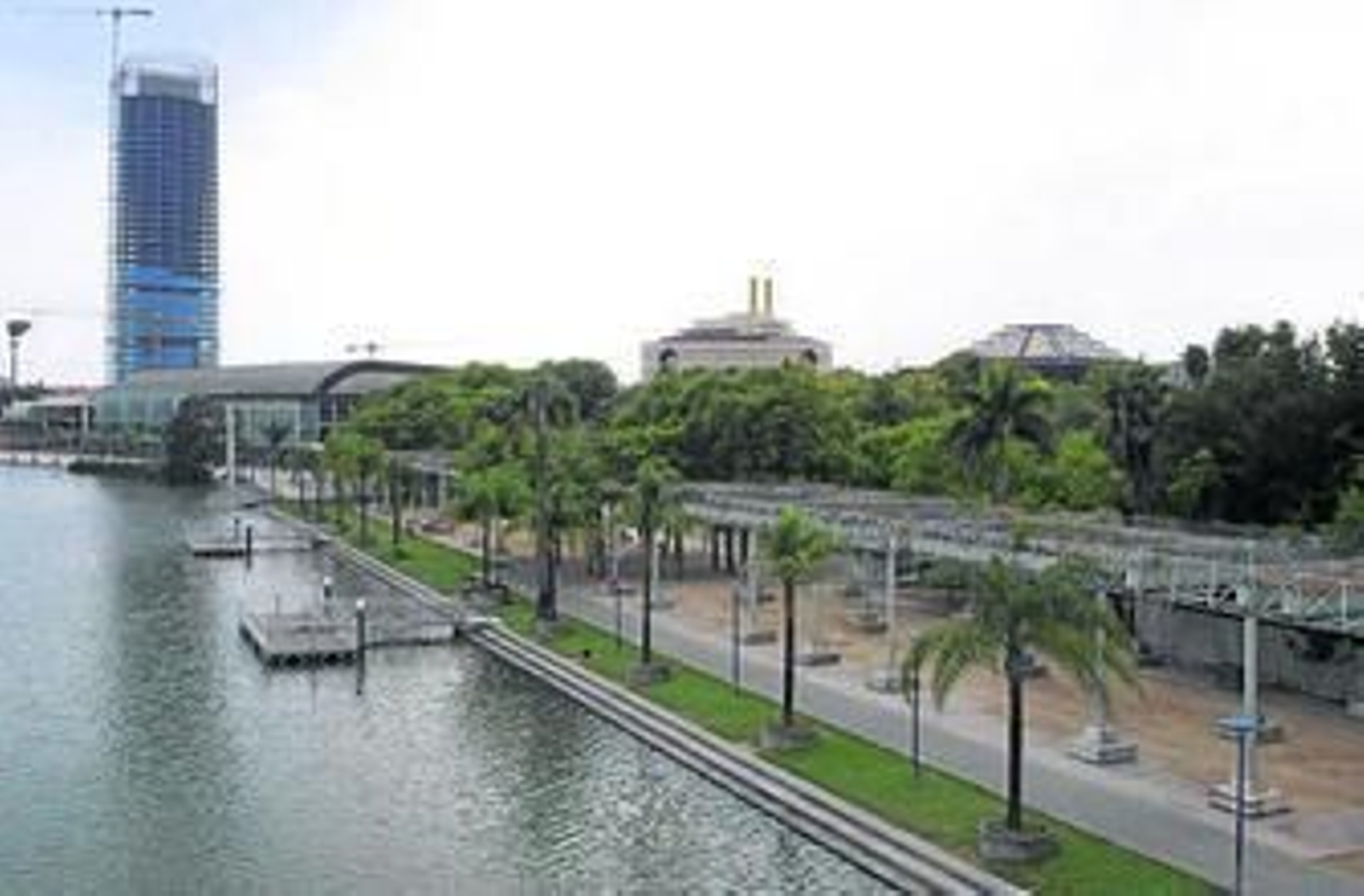 El nuevo puente se ha proyectado junto al Pabellón de la Navegación para dar salida al tráfico del rascacielos.