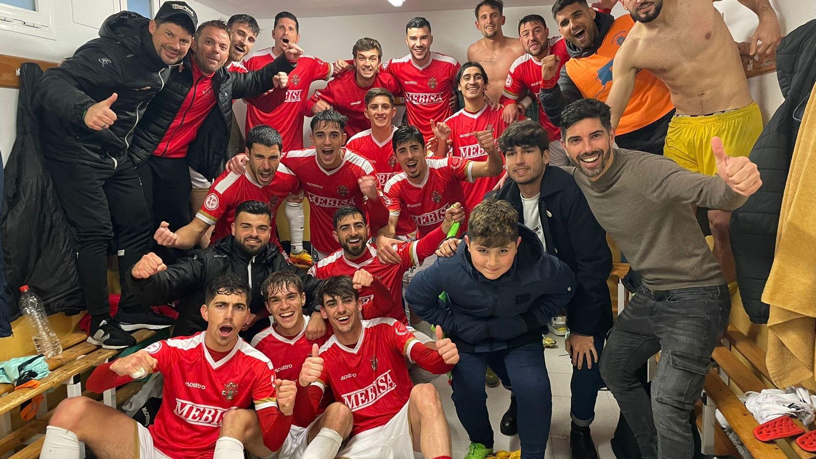 Los jugadores del Espeleño celebran el triunfo ante el Antoniano.