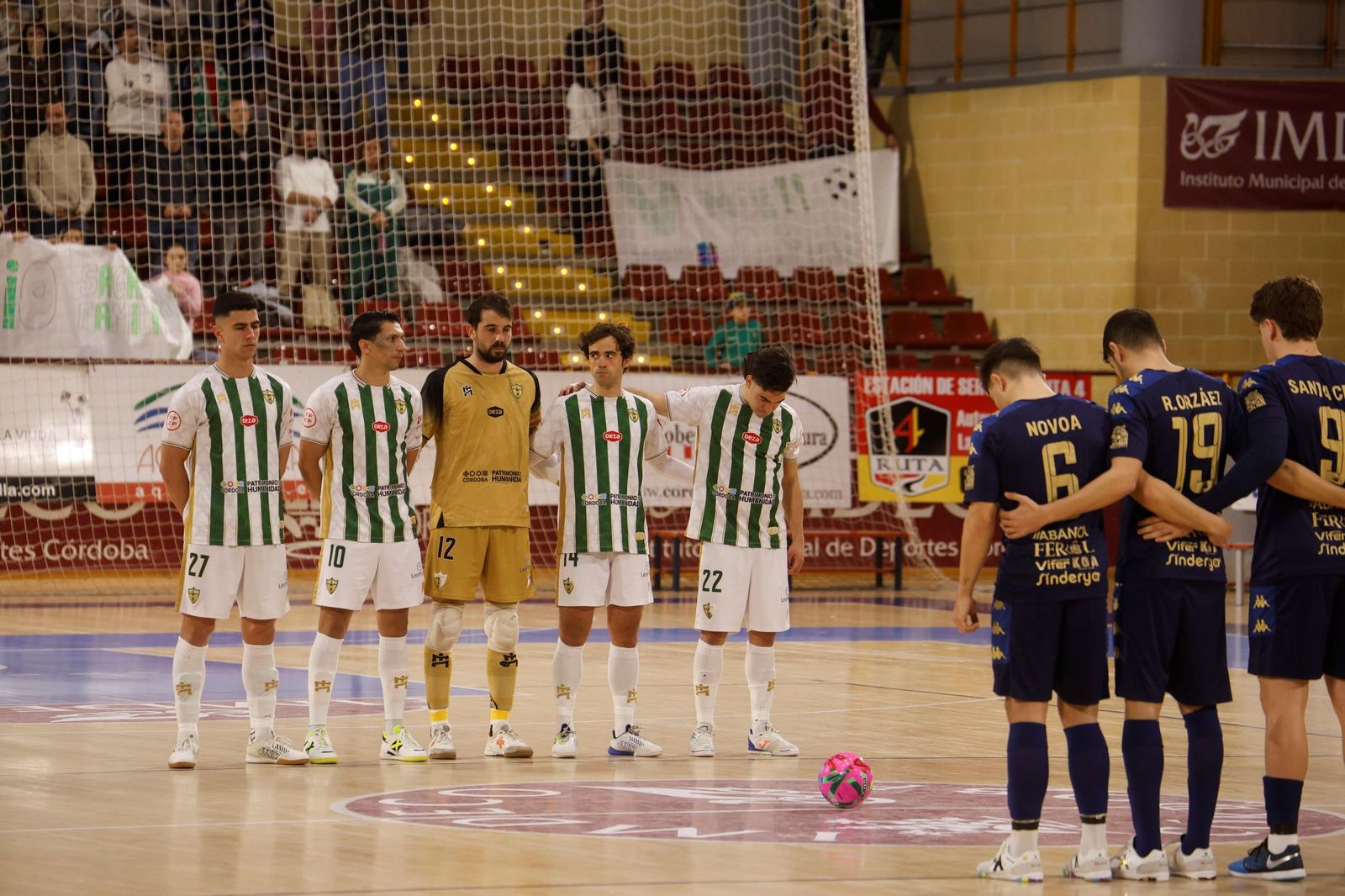 Las mejores fotos del ambiente en Vista Alegre para el Córdoba Futsal - O Parrulo Ferrol