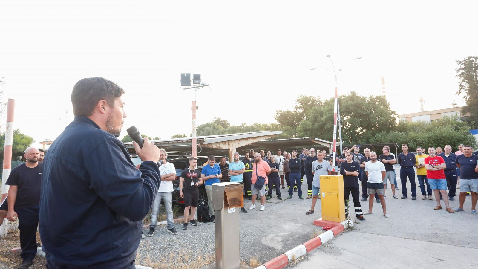 Asamblea a las puertas de Indorama, en Guadarranque, en la mañana de este lunes Asamblea a las puertas de Indorama, en Guadarranque, en la mañana de este lunes