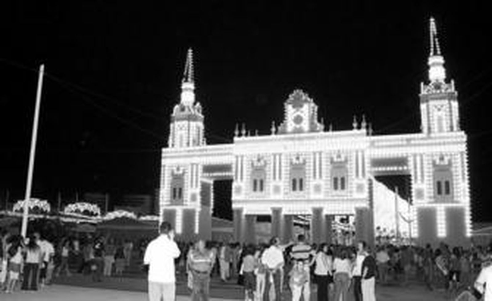 Cientos de onubenses se concentraron junto a la portada del las Colombinas para admirar la entrada, aprovechando para dar una vuelta por las calles y conocer el recinto por dentro.