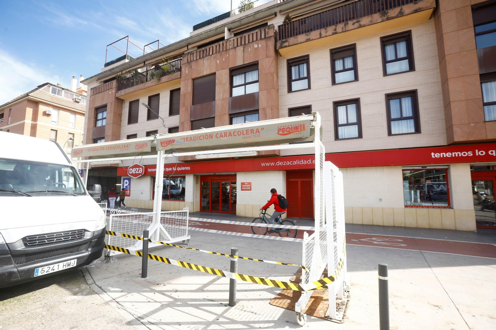 La instalación de los puestos de caracoles de Córdoba, en imágenes