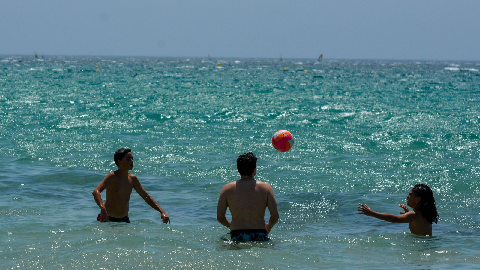 Día de sol y viento en la playa de Bolonia