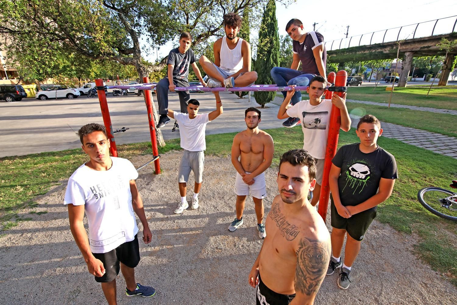 Jóvenes practicando Calistenia  en Jerez