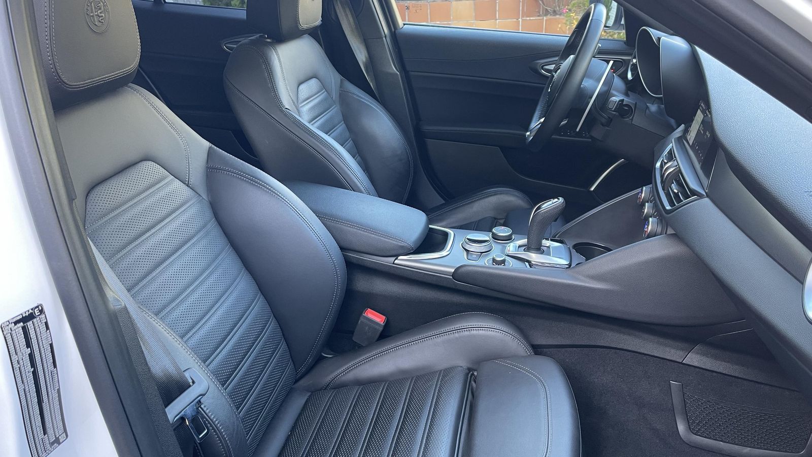 La posición al volante es fantástica, también por lo que sujetan los asientos o las regulaciones disponibles, entre ellas una de extensión de banqueta.