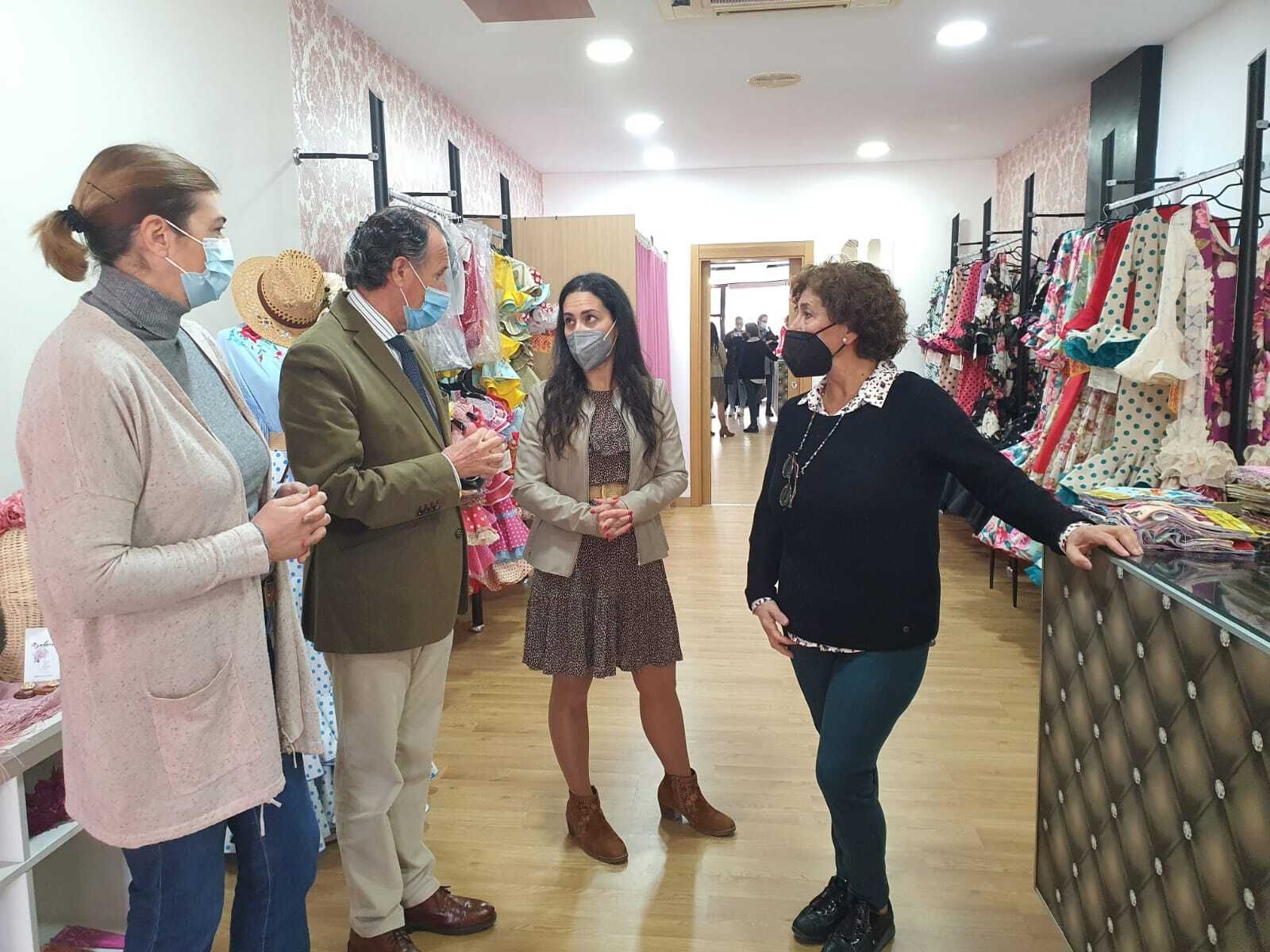 El alcalde de Chiclana visita el nuevo establecimiento de Azabache.