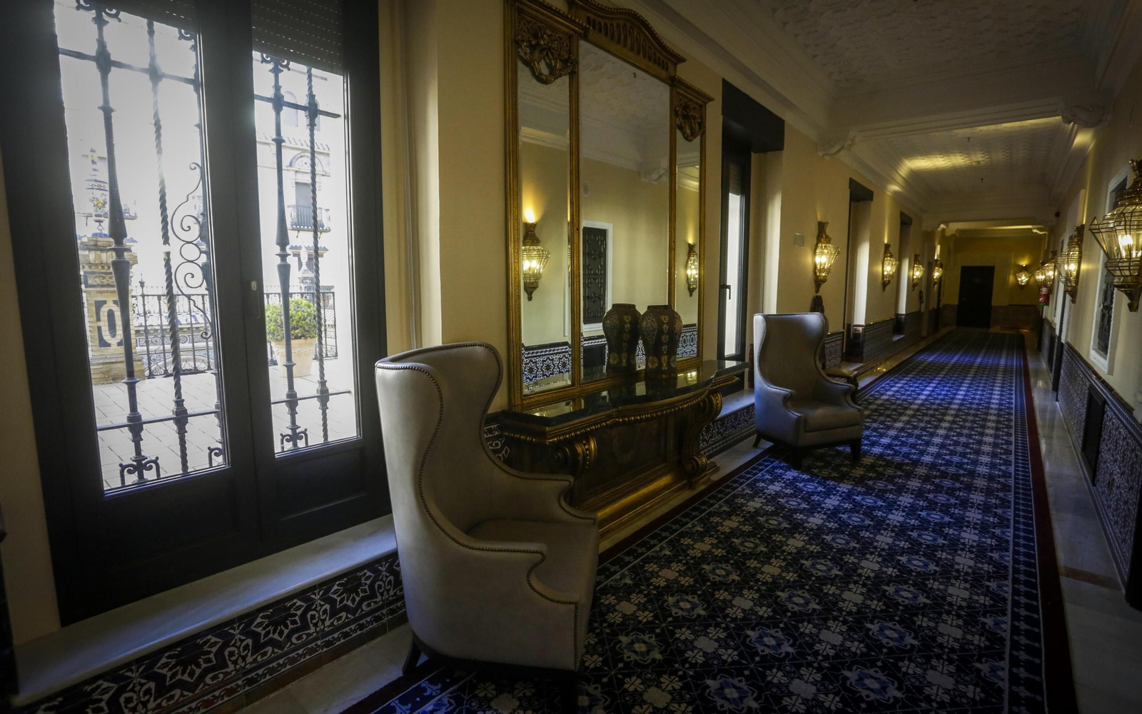 Uno de los lujosos pasillos del Hotel Alfonso XIII.