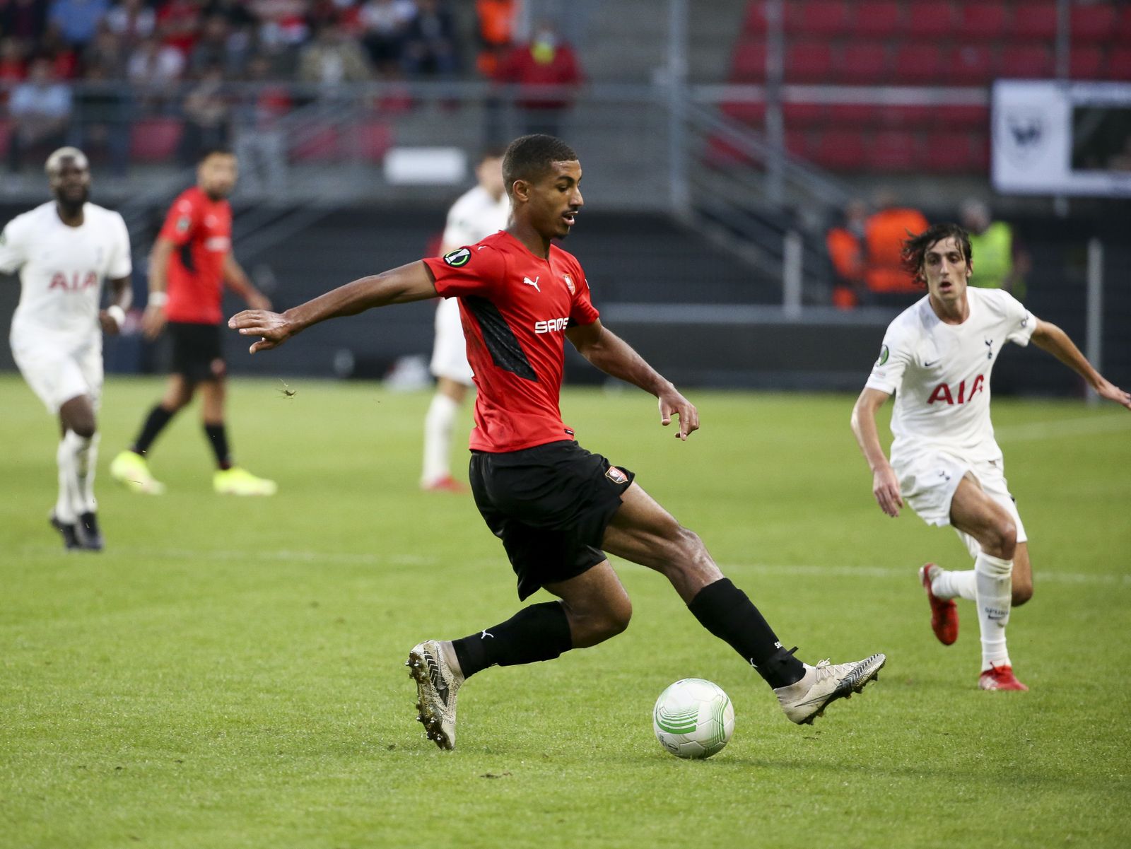 Loïc Badé, junto a Bryan Gil en un Rennes-Tottenham.