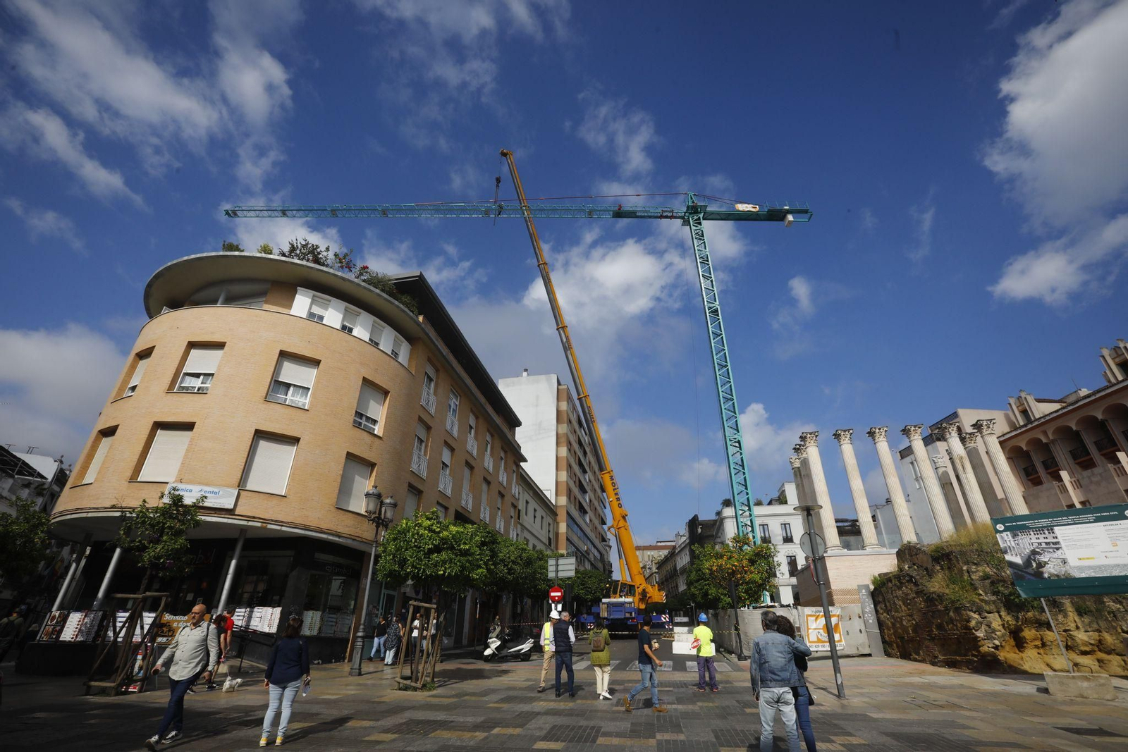 La retirada de la grúa del Templo Romano de la calle Claudio Marcelo, en imágenes