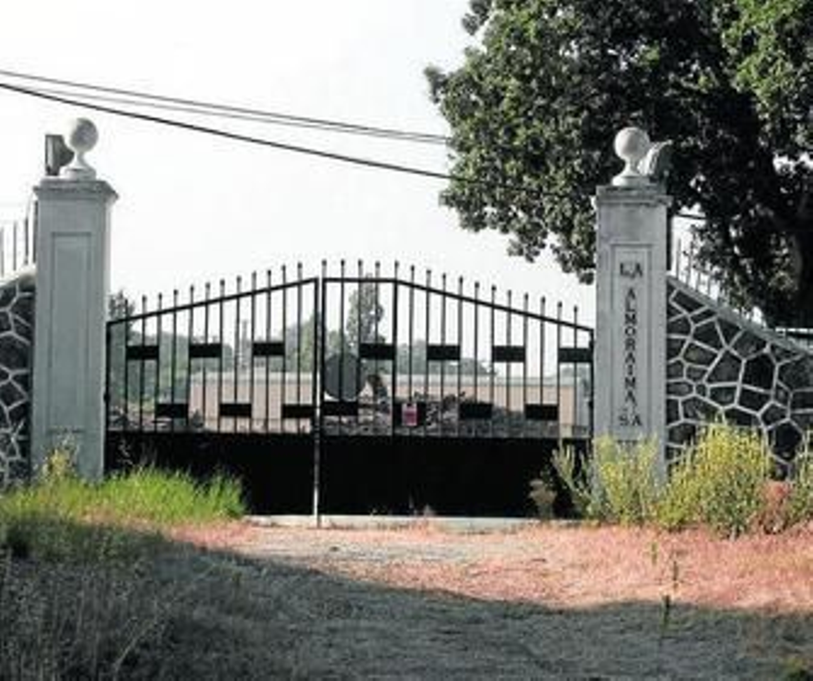 Acceso al patio de corcho de La Almoraima, en una imagen reciente.